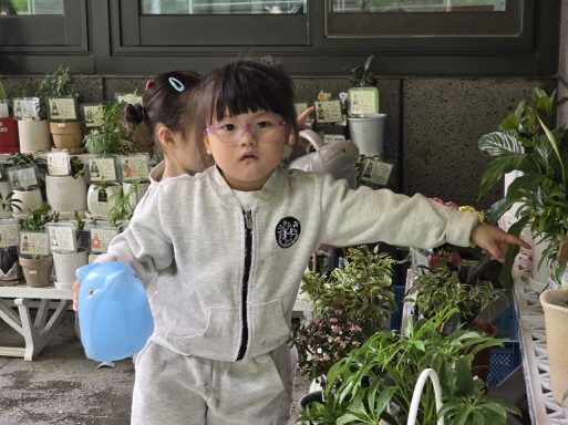 화분에 물을 주었어요! 잘자라거라~